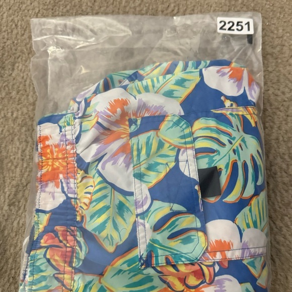 Vineyard Vines Swim Trunks Floral Tropical
Print Men's Size Small Shorts - Picture 8 of 8